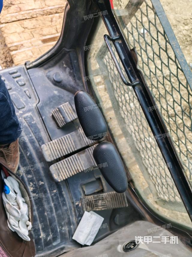 行走控制手柄和踏板?俯拍(駕駛室部分) 行走控制手柄和踏板?俯拍(駕駛室部分)