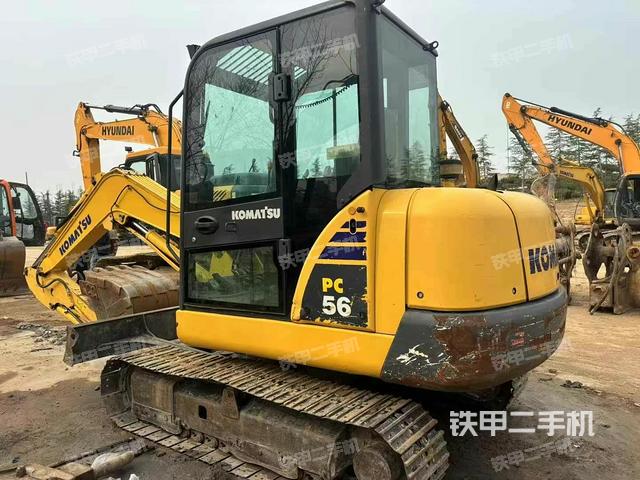 駕駛室頂部(整機(jī)外觀) 駕駛室頂部(整機(jī)外觀)