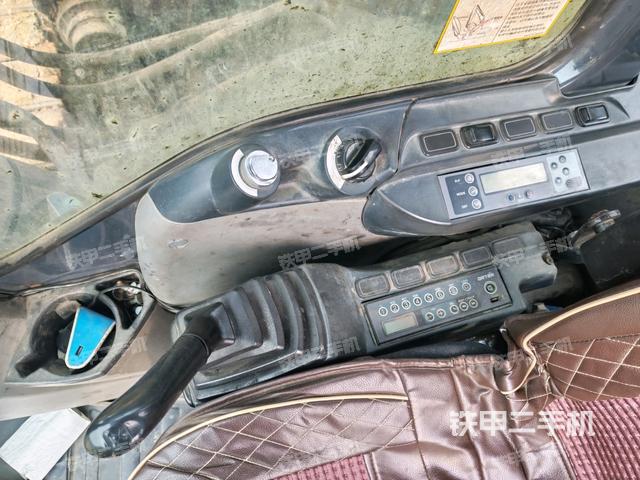 座椅右側(cè)控制臺/鑰匙門/油門/含右手柄(駕駛室部分) 座椅右側(cè)控制臺/鑰匙門/油門/含右手柄(駕駛室部分)