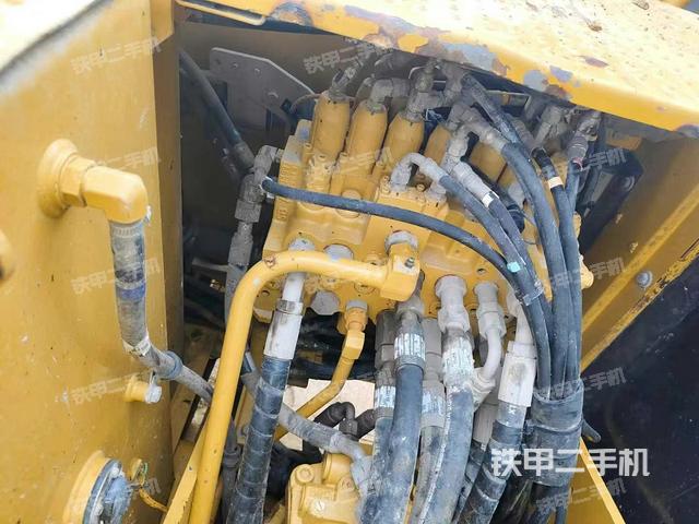 回轉(zhuǎn)馬達(dá)和主控閥（整機(jī)外觀）