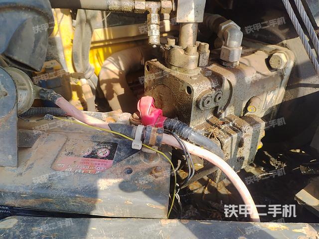 液压泵舱室正面整体（整机外观）