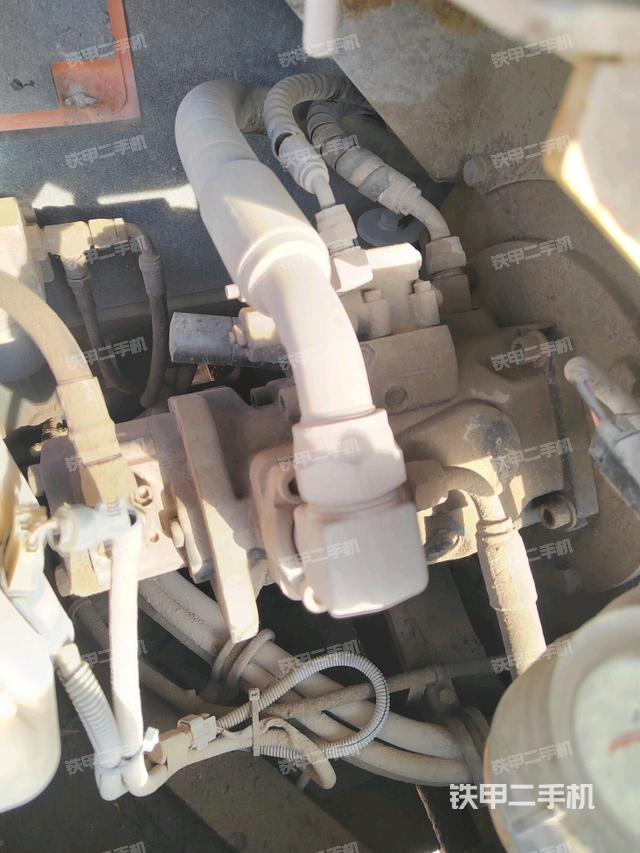 液壓泵艙室正面整體(整機外觀) 液壓泵艙室正面整體(整機外觀)