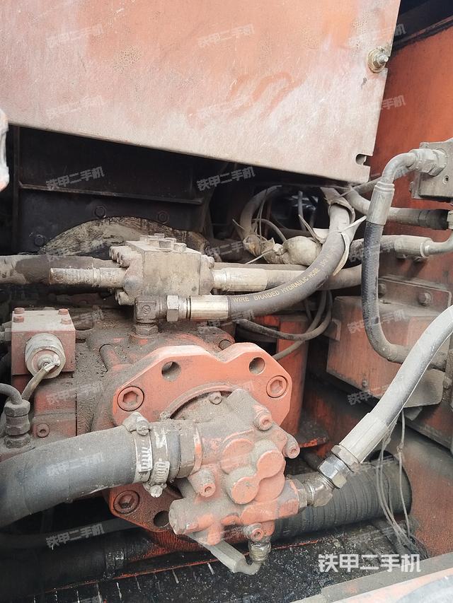 液压泵舱室正面整体（整机外观）