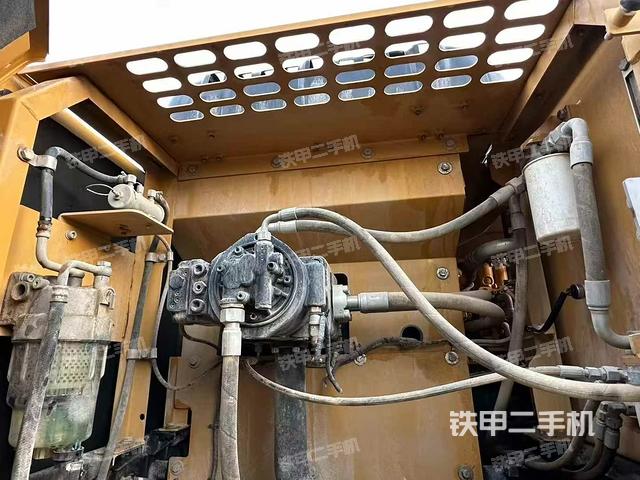 液壓泵艙室正面整體(整機(jī)外觀) 液壓泵艙室正面整體(整機(jī)外觀)