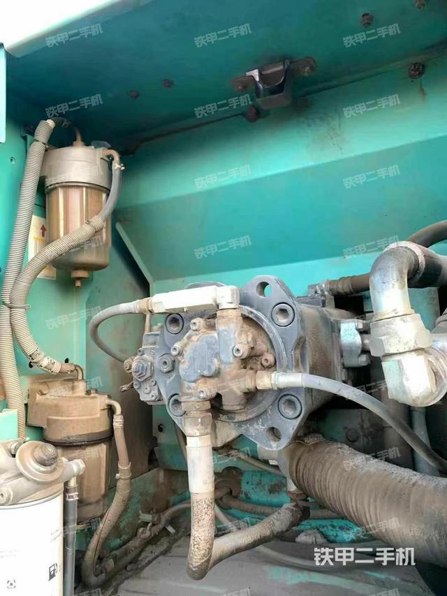 液壓泵艙室正面整體（整機外觀）