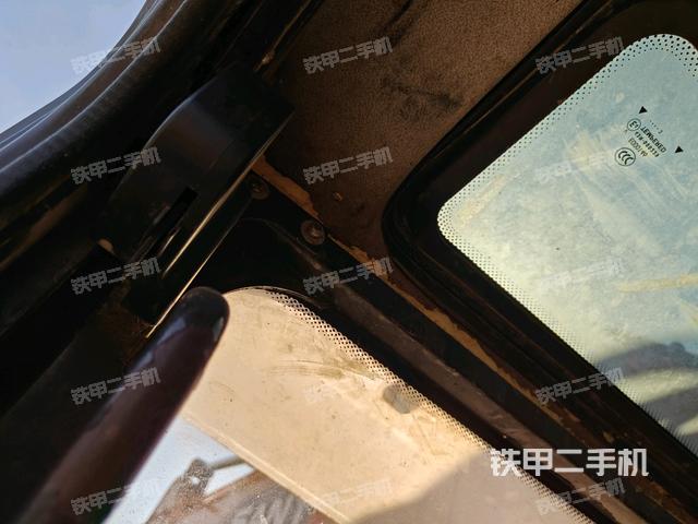 行走控制手柄和踏板?俯拍（駕駛室部分）