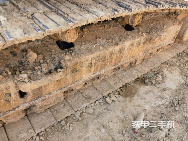 單側(cè)履帶整體(整機(jī)外觀) 單側(cè)履帶整體(整機(jī)外觀)