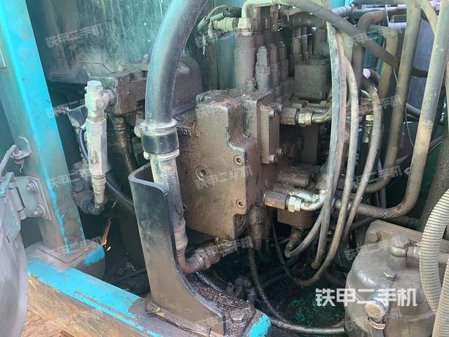 液壓泵艙室正面整體（整機外觀）