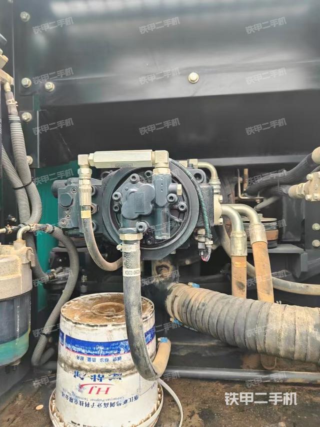 液压泵舱室正面整体（整机外观）