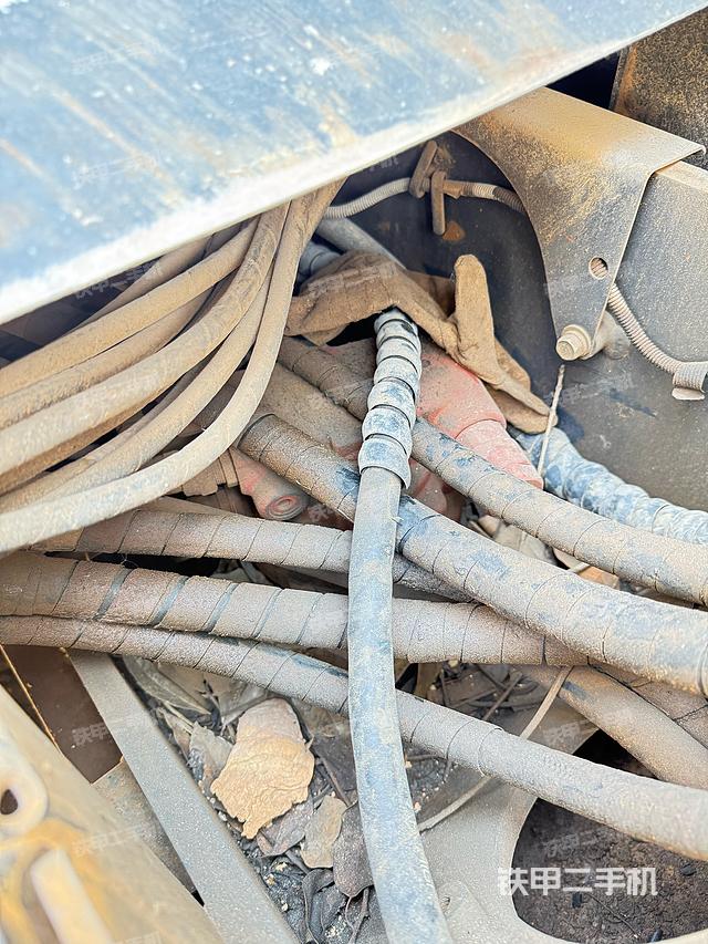 液压泵舱室正面整体（整机外观）