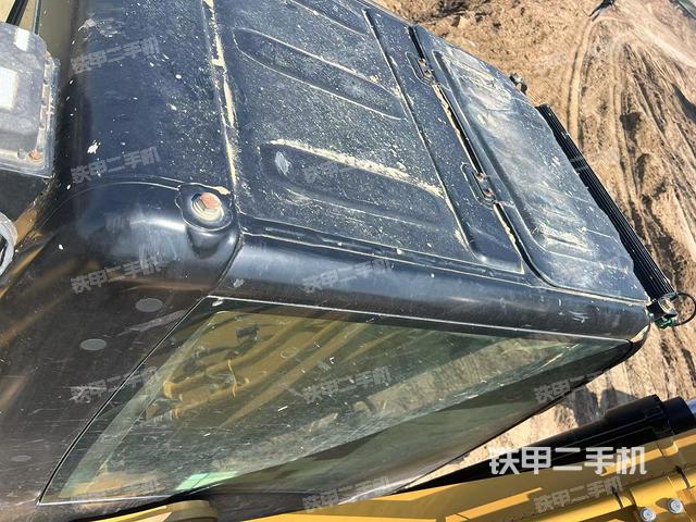 駕駛室頂部(整機(jī)外觀) 駕駛室頂部(整機(jī)外觀)
