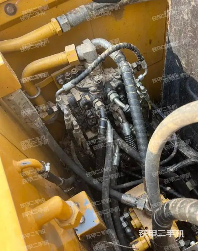 回轉(zhuǎn)馬達(dá)和主控閥（整機(jī)外觀）