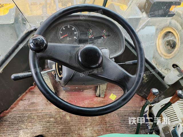 駕駛室操作臺(tái)(整機(jī)外觀及大件) 駕駛室操作臺(tái)(整機(jī)外觀及大件)