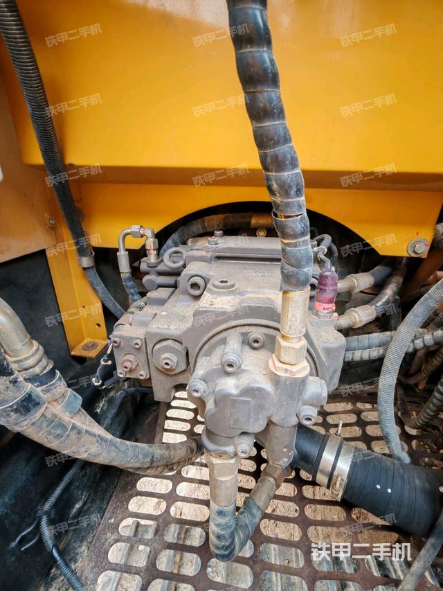 液壓泵艙室正面整體（整機(jī)外觀）