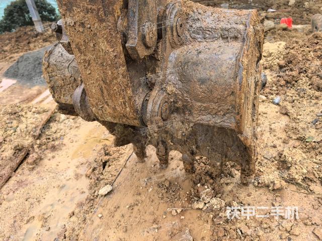 鏟斗右后整體(工作和回轉(zhuǎn)裝置) 鏟斗右后整體(工作和回轉(zhuǎn)裝置)