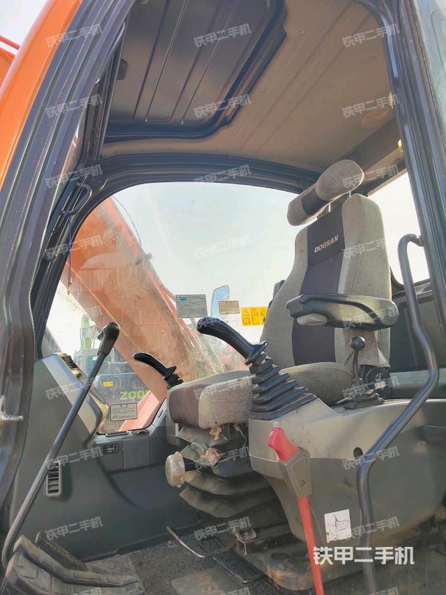 駕駛室頂部(整機外觀) 駕駛室頂部(整機外觀)