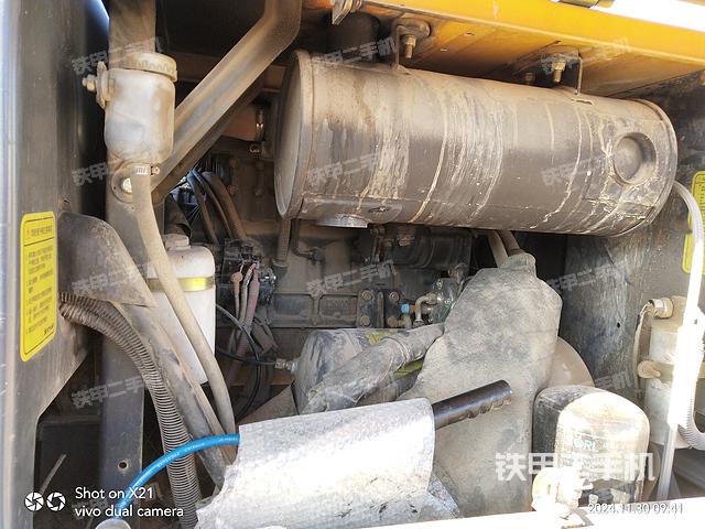 液壓泵艙室正面整體（整機外觀）