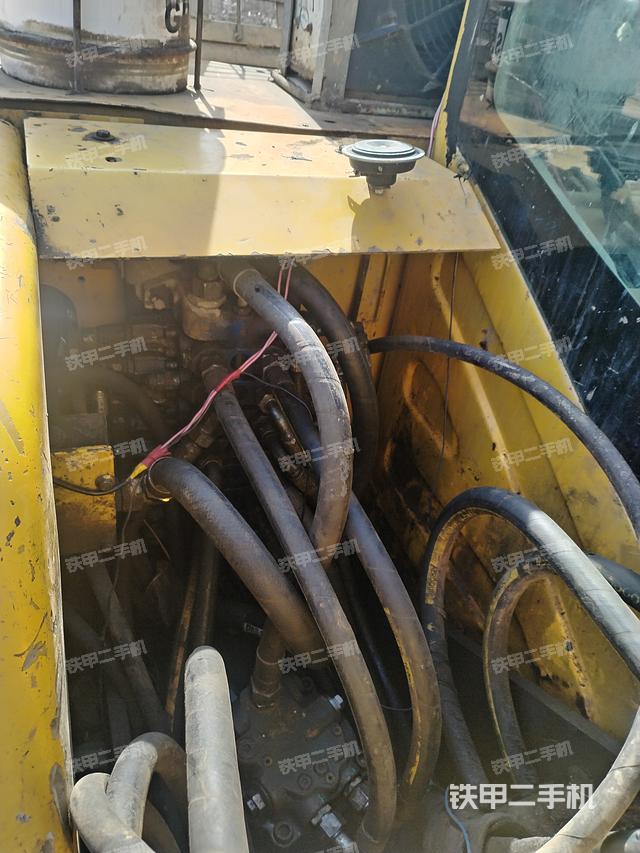 回转马达和主控阀（整机外观）