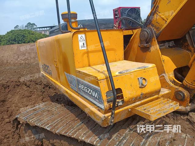 駕駛室頂部(整機(jī)外觀) 駕駛室頂部(整機(jī)外觀)