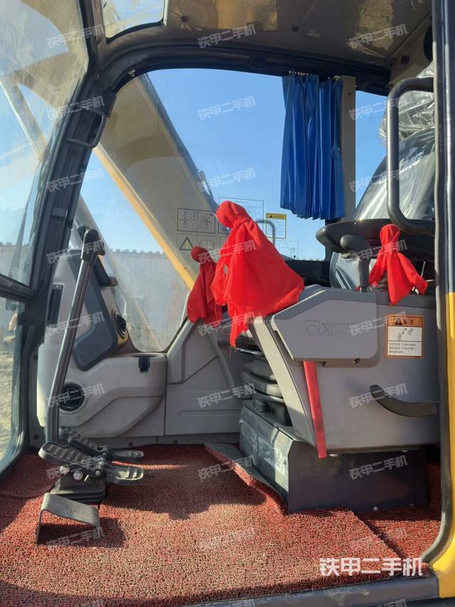 駕駛室頂部(整機(jī)外觀) 駕駛室頂部(整機(jī)外觀)