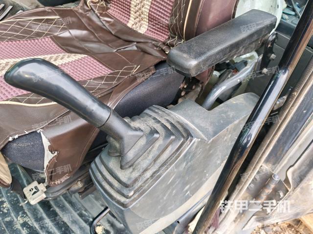 座椅左側(cè)控制臺/音響/含左手柄(駕駛室部分) 座椅左側(cè)控制臺/音響/含左手柄(駕駛室部分)