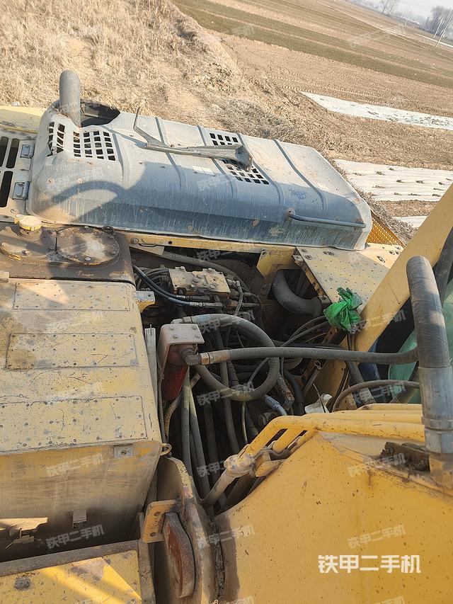 液压泵舱室正面整体（整机外观）