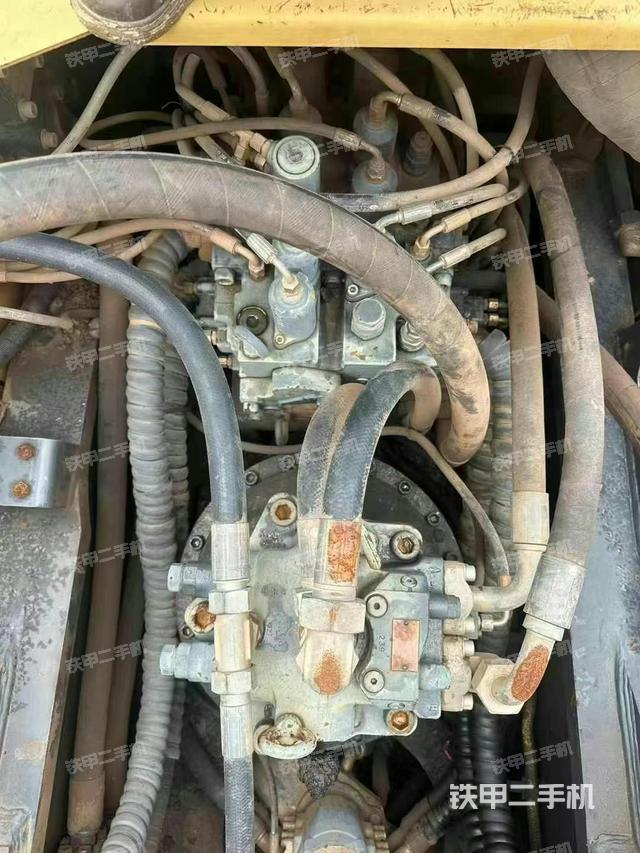 回转马达和主控阀（整机外观）