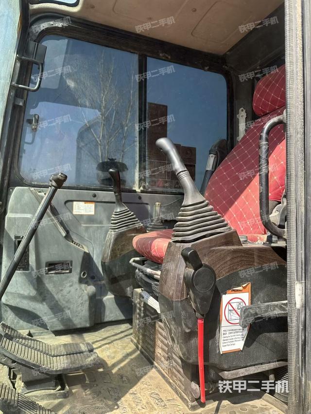 駕駛室頂部(整機(jī)外觀) 駕駛室頂部(整機(jī)外觀)