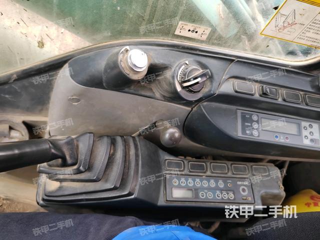 座椅右側(cè)控制臺(tái)/鑰匙門/油門/含右手柄(駕駛室部分) 座椅右側(cè)控制臺(tái)/鑰匙門/油門/含右手柄(駕駛室部分)