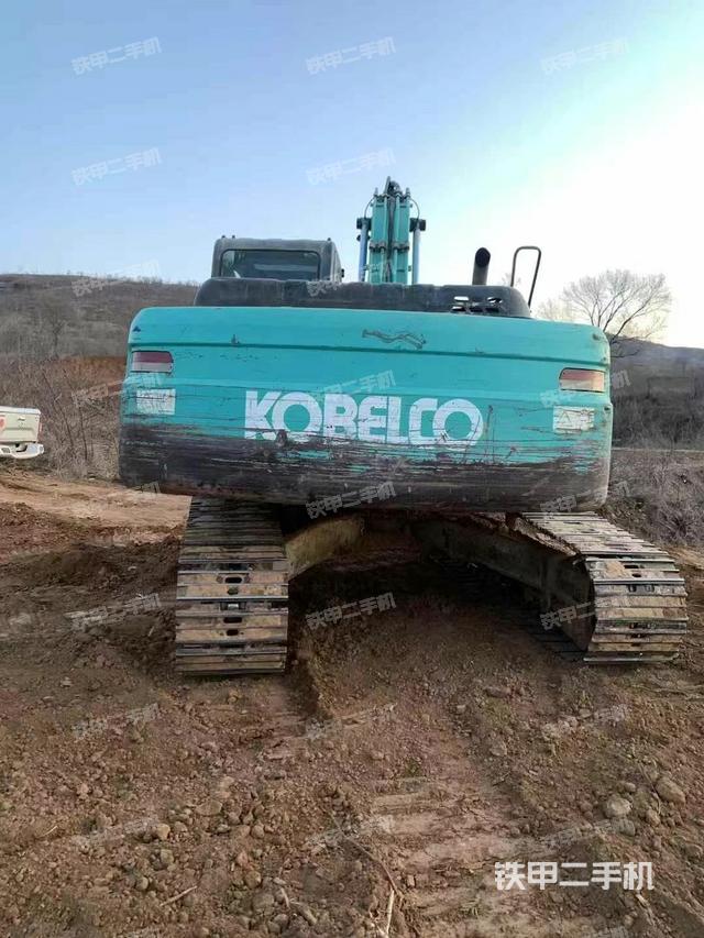 駕駛室頂部（整機外觀）