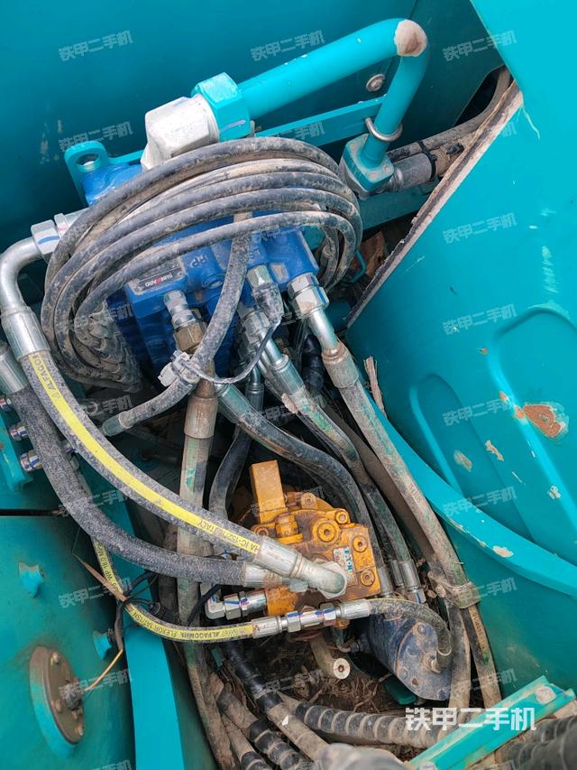 回轉(zhuǎn)馬達(dá)和主控閥（整機(jī)外觀）