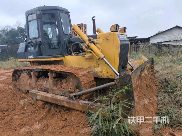 右前45°(推土機整車外觀) 右前45°(推土機整車外觀)
