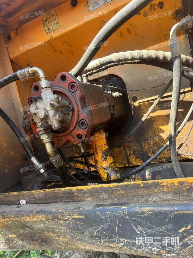 液壓泵艙室正面整體(整機(jī)外觀) 液壓泵艙室正面整體(整機(jī)外觀)