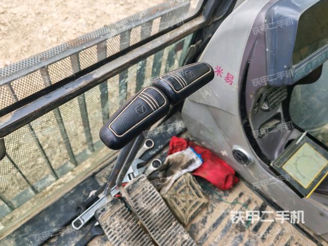 行走控制手柄和踏板?俯拍（駕駛室部分）