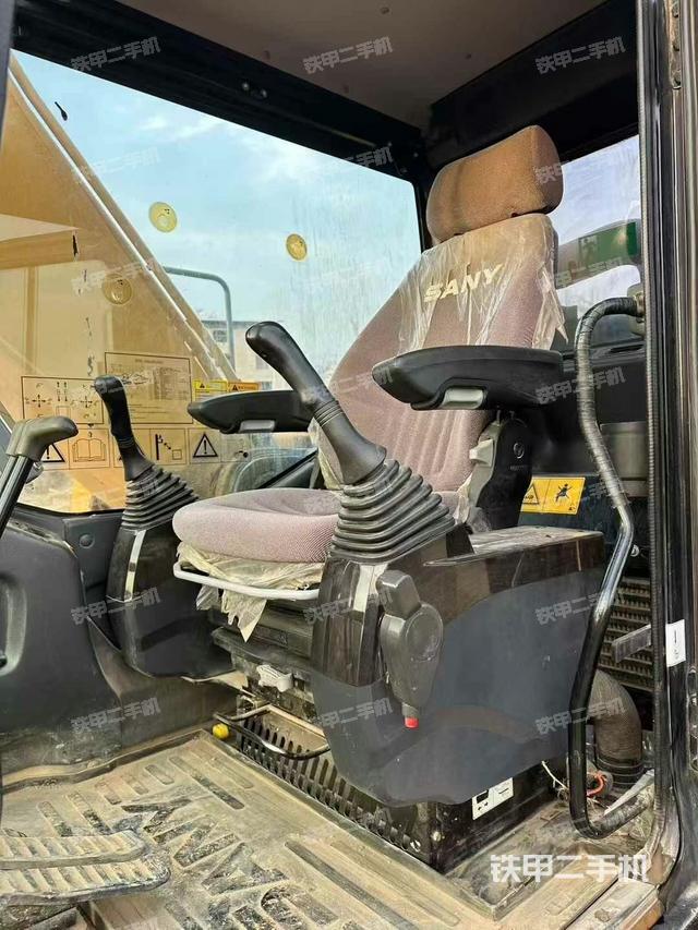 駕駛室整體(整機(jī)外觀) 駕駛室整體(整機(jī)外觀)