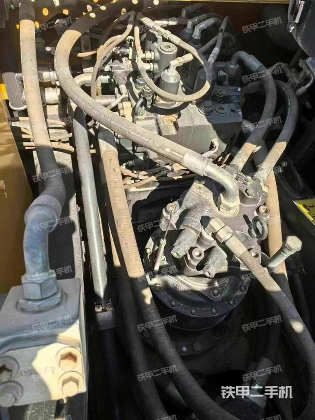 回轉(zhuǎn)馬達(dá)和主控閥（整機(jī)外觀）