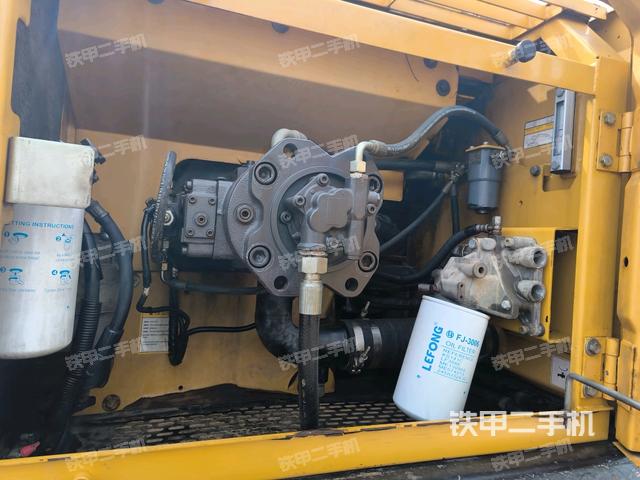 液壓泵艙室正面整體（整機外觀）