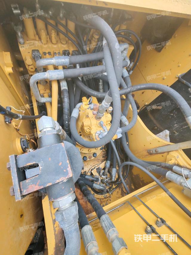 回轉(zhuǎn)馬達(dá)和主控閥（整機(jī)外觀）