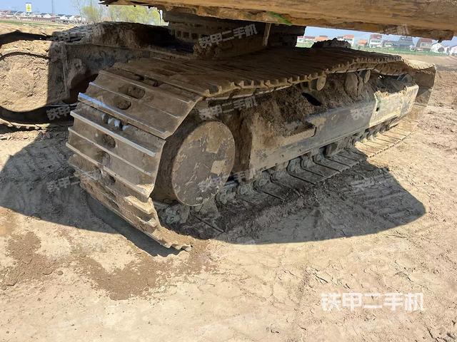 單側(cè)履帶整體(整機(jī)外觀) 單側(cè)履帶整體(整機(jī)外觀)