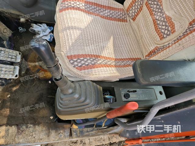 座椅右側(cè)控制臺(tái)/鑰匙門(mén)/油門(mén)/含右手柄(駕駛室部分) 座椅右側(cè)控制臺(tái)/鑰匙門(mén)/油門(mén)/含右手柄(駕駛室部分)