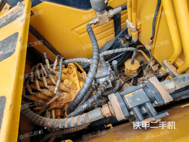 回轉(zhuǎn)馬達(dá)和主控閥（整機(jī)外觀）