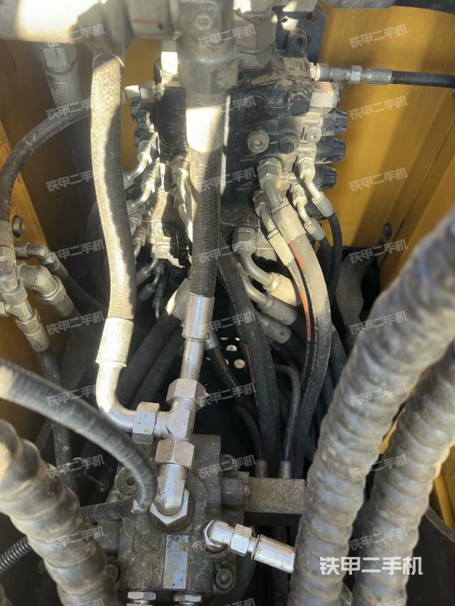 回轉(zhuǎn)馬達(dá)和主控閥(整機(jī)外觀) 回轉(zhuǎn)馬達(dá)和主控閥(整機(jī)外觀)