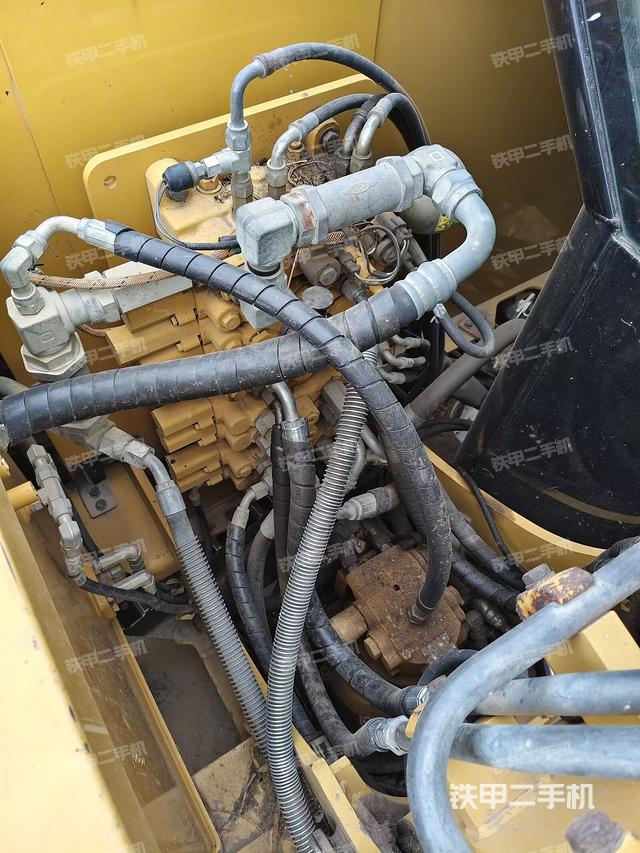 回转马达和主控阀（整机外观）