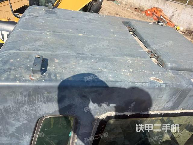 駕駛室頂部(整機(jī)外觀) 駕駛室頂部(整機(jī)外觀)