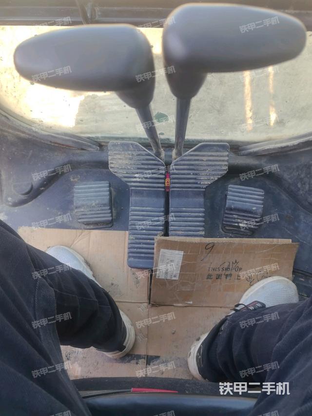 行走控制手柄和踏板?俯拍（駕駛室部分）