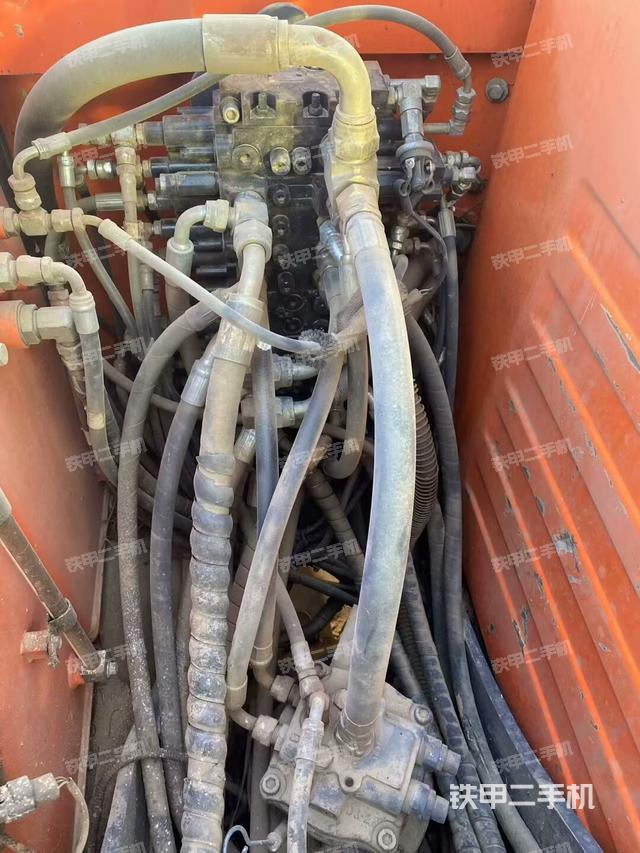 回轉(zhuǎn)馬達(dá)和主控閥（整機(jī)外觀）