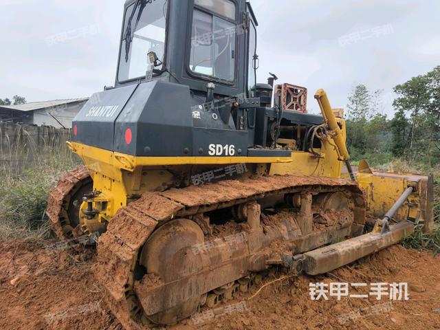 右后45°(推土機整車外觀) 右后45°(推土機整車外觀)
