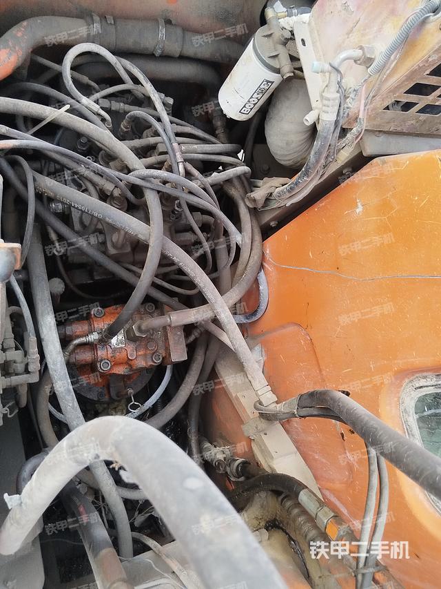 回转马达和主控阀（整机外观）