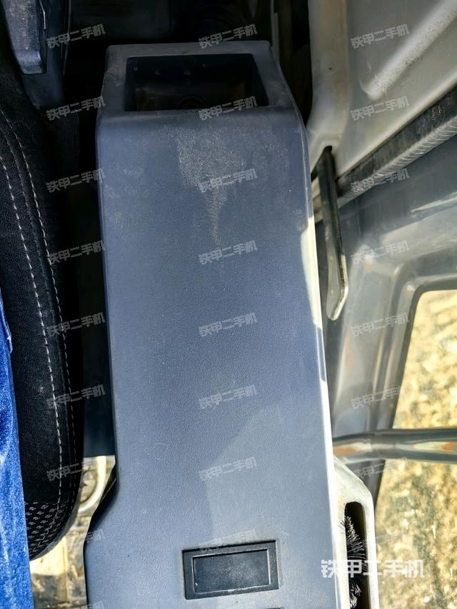 座椅左側(cè)控制臺(tái)/音響/含左手柄(駕駛室部分) 座椅左側(cè)控制臺(tái)/音響/含左手柄(駕駛室部分)