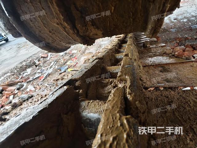 單側(cè)履帶整體(整機(jī)外觀) 單側(cè)履帶整體(整機(jī)外觀)